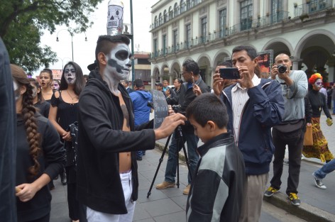 Jóvenes estudiantes de la Facultad de Danza de la UV, realizaron un performance en diversos puntos del centro de la capital,  donde se hacía participar a los transeúntes quienes entregaban pancartas con diversas leyendas como Ni una más, No se mata la verdad matando periodistas o Prohibido olvidar, con la finalidad de reflexionar sobre la muerte tan presente en estos últimos años en la entidad. 