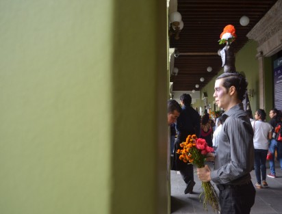 Jóvenes estudiantes de la Facultad de Danza de la UV, realizaron un performance en diversos puntos del centro de la capital,  donde se hacía participar a los transeúntes quienes entregaban pancartas con diversas leyendas como Ni una más, No se mata la verdad matando periodistas o Prohibido olvidar, con la finalidad de reflexionar sobre la muerte tan presente en estos últimos años en la entidad. 