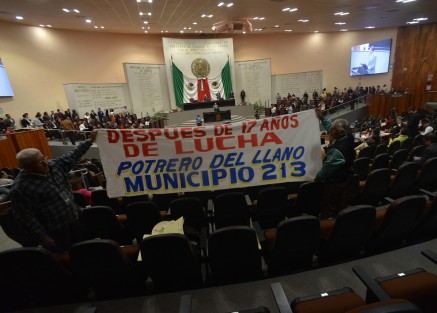 Encabezados por Pascacio Clemente Gabriel, presidente del Comité Regional y Pro-municipio de Potrero de Llano, habitantes de esa localidad acudieron a el recinto legislativo a pedir la soberanía de dicho municipio. 