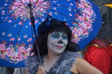 Pacientes del Centro de Salud Gastón Melo decidieron realiza una caminata disfrazados de catrinas y otros personajes alusivos a las fiestas de muertos, comentaron que son un grupo de apoyo pues todos padecen diabetes e hipertensión, por lo que hacer este tipo de actividades les anima a hacer más llevadera la vida.