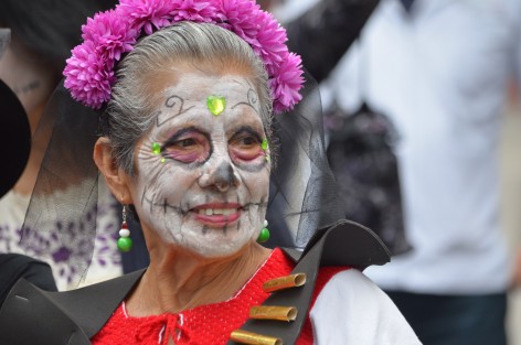 Pacientes del Centro de Salud Gastón Melo decidieron realiza una caminata disfrazados de catrinas y otros personajes alusivos a las fiestas de muertos, comentaron que son un grupo de apoyo pues todos padecen diabetes e hipertensión, por lo que hacer este tipo de actividades les anima a hacer más llevadera la vida.