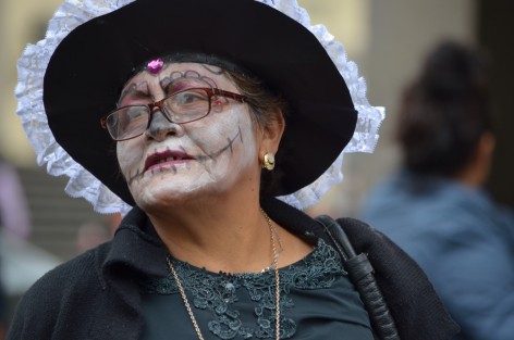 Pacientes del Centro de Salud Gastón Melo decidieron realiza una caminata disfrazados de catrinas y otros personajes alusivos a las fiestas de muertos, comentaron que son un grupo de apoyo pues todos padecen diabetes e hipertensión, por lo que hacer este tipo de actividades les anima a hacer más llevadera la vida.