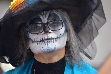 Pacientes del Centro de Salud Gastón Melo decidieron realiza una caminata disfrazados de catrinas y otros personajes alusivos a las fiestas de muertos, comentaron que son un grupo de apoyo pues todos padecen diabetes e hipertensión, por lo que hacer este tipo de actividades les anima a hacer más llevadera la vida.