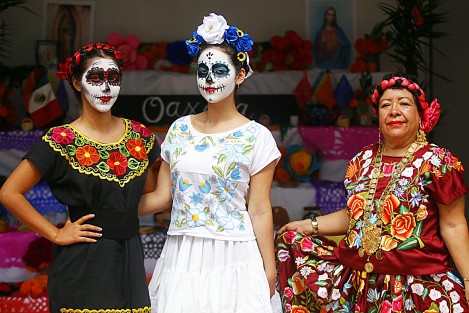 Se realizó el concurso de altares del Día de Muertos en los bajos del palacio municipal de Veracruz. Niños y adultos disfrutaron de esta festividad prehispánica.