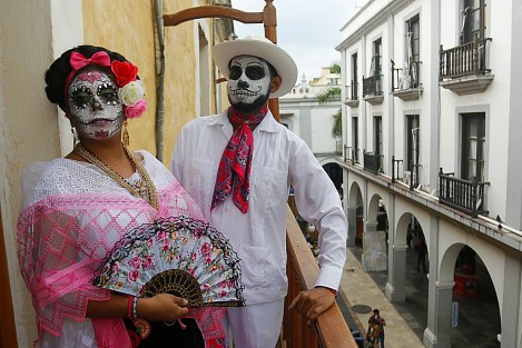 Se realizó el concurso de altares del Día de Muertos en los bajos del palacio municipal de Veracruz. Niños y adultos disfrutaron de esta festividad prehispánica.