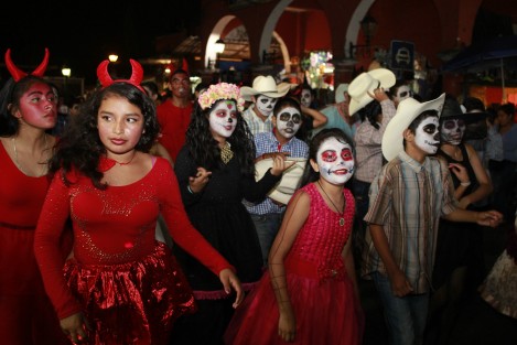 Esta noche se llevó a cabo el Desfile de Catrinas 2017 en el pueblo mágico de Coatepec, haciendo un recorrido desde el panteón municipal hasta el parque Miguel Hidalgo con la participación de escuelas y público en general. 