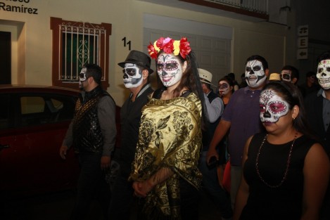 Esta noche se llevó a cabo el Desfile de Catrinas 2017 en el pueblo mágico de Coatepec, haciendo un recorrido desde el panteón municipal hasta el parque Miguel Hidalgo con la participación de escuelas y público en general. 