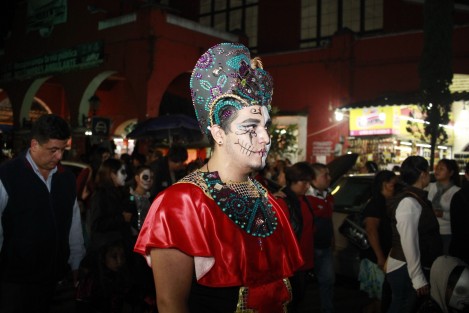 Esta noche se llevó a cabo el Desfile de Catrinas 2017 en el pueblo mágico de Coatepec, haciendo un recorrido desde el panteón municipal hasta el parque Miguel Hidalgo con la participación de escuelas y público en general. 