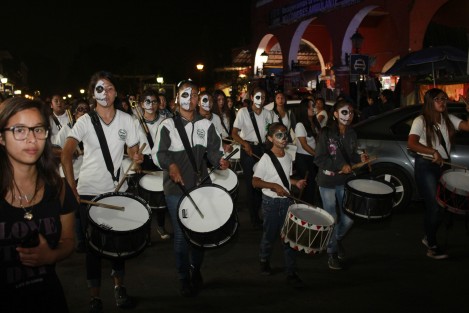 Esta noche se llevó a cabo el Desfile de Catrinas 2017 en el pueblo mágico de Coatepec, haciendo un recorrido desde el panteón municipal hasta el parque Miguel Hidalgo con la participación de escuelas y público en general. 