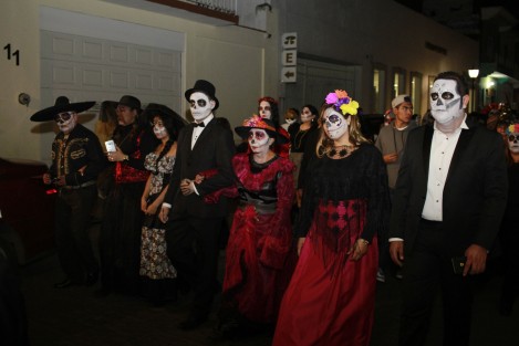 Esta noche se llevó a cabo el Desfile de Catrinas 2017 en el pueblo mágico de Coatepec, haciendo un recorrido desde el panteón municipal hasta el parque Miguel Hidalgo con la participación de escuelas y público en general. 
