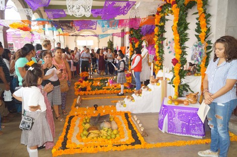  Realizan concurso de altares en Tlapacoyan, con una importante participación de centros educativos.
