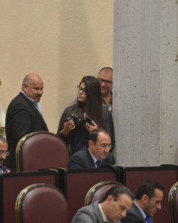 Entre los acuerdos que se tomaron durante la sesión del Congreso del Estado, Chico y Checo acordaron lo procedente para irse de <em>Jalo-güin</em>, ¿o noche de brujas?.