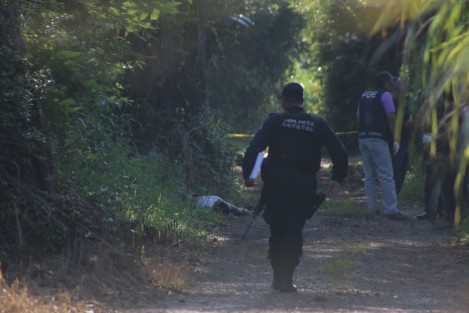El cuerpo de una persona del sexo masculino, fue encontrado en el antiguo camino al ex basurero de la colonia Zacatepec de Córdoba, Ver., la mañana de este miércoles. Presentaba huellas de tortura, se presume que sujetos desconocidos lo fueron a tirar en dicho lugar, autoridades ministeriales tomaron conocimiento.