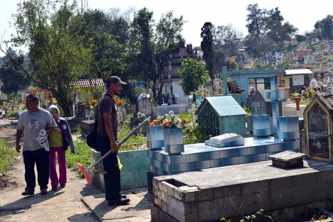 Habitantes de Xalapa acudieron al panteón xalapeño desde el dia de hoy a visitar las tumbas de sus seres queridos con flores, música, y algunos hasta con comida acompañan a los difuntos.