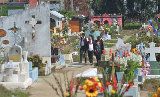 Habitantes de Xalapa acudieron al panteón xalapeño desde el dia de hoy a visitar las tumbas de sus seres queridos con flores, música, y algunos hasta con comida acompañan a los difuntos.
