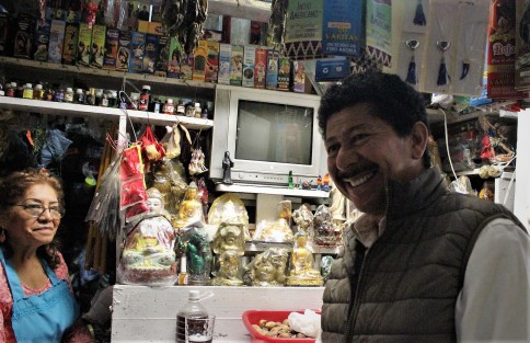 El futuro regidor de Xalapa, Rafael Pérez, sí, el de los zapatitos, consume local y acudió al mercado  Jáuregui por el incienso para sus difuntos. 