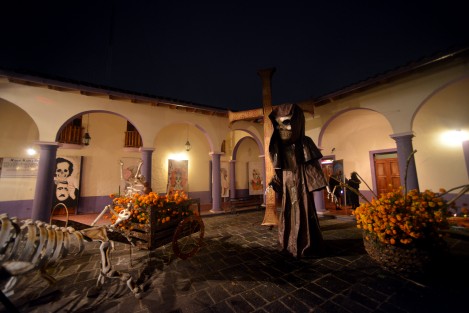 Uno de los sitios en donde son más vistosos los festejos de Todos Santos, es en Naolinco, donde celebran La Cantada.