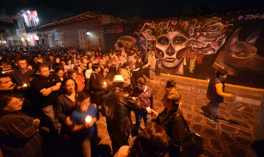 Uno de los sitios en donde son más vistosos los festejos de Todos Santos, es en Naolinco, donde celebran La Cantada.