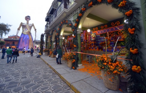 Uno de los sitios en donde son más vistosos los festejos de Todos Santos, es en Naolinco, donde celebran La Cantada.