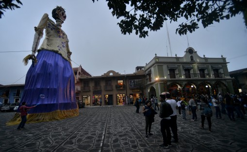 Uno de los sitios en donde son más vistosos los festejos de Todos Santos, es en Naolinco, donde celebran La Cantada.