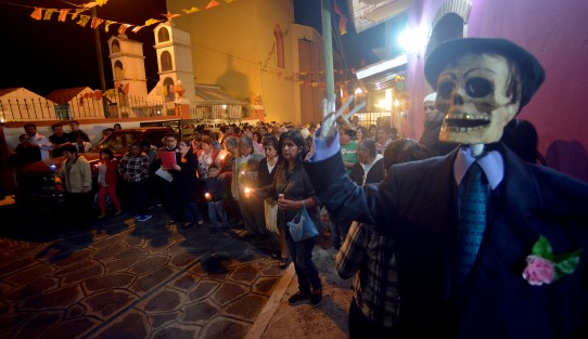 Uno de los sitios en donde son más vistosos los festejos de Todos Santos, es en Naolinco, donde celebran La Cantada.