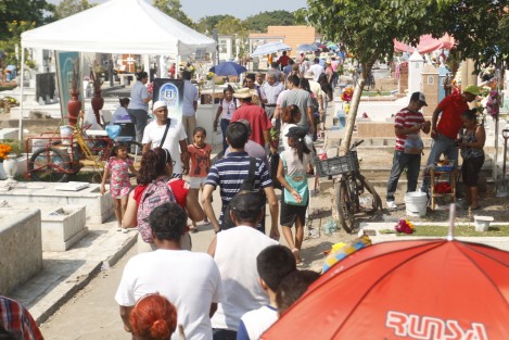 Familias veracruzanas visitan las tumbas de sus seres queridos en el Panteón Jardín. Entre los restos que descansan en este camposanto se encuentran los del Payaso Pim Pom, refugiados españoles y de Oriente Medio.