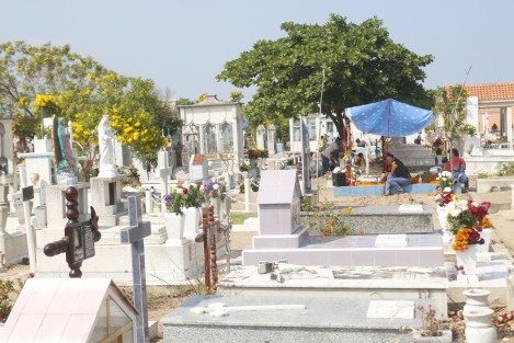 Familias veracruzanas visitan las tumbas de sus seres queridos en el Panteón Jardín. Entre los restos que descansan en este camposanto se encuentran los del Payaso Pim Pom, refugiados españoles y de Oriente Medio.