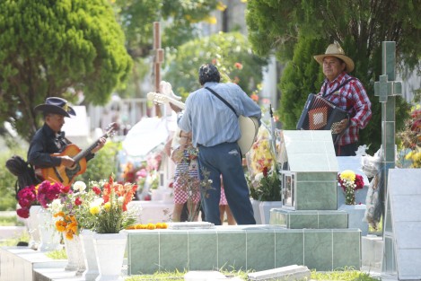 Familias veracruzanas visitan las tumbas de sus seres queridos en el Panteón Jardín. Entre los restos que descansan en este camposanto se encuentran los del Payaso Pim Pom, refugiados españoles y de Oriente Medio.