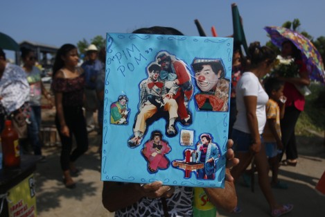 Familias veracruzanas visitan las tumbas de sus seres queridos en el Panteón Jardín. Entre los restos que descansan en este camposanto se encuentran los del Payaso Pim Pom, refugiados españoles y de Oriente Medio.