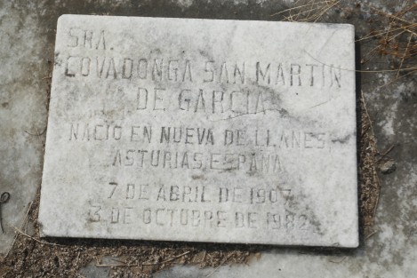 Familias veracruzanas visitan las tumbas de sus seres queridos en el Panteón Jardín. Entre los restos que descansan en este camposanto se encuentran los del Payaso 