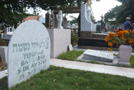 Familias veracruzanas visitan las tumbas de sus seres queridos en el Panteón Jardín. Entre los restos que descansan en este camposanto se encuentran los del Payaso 