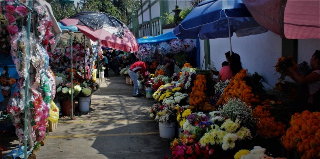 Comerciantes de flores ven es estas fechas unas de las mejores ventas. 