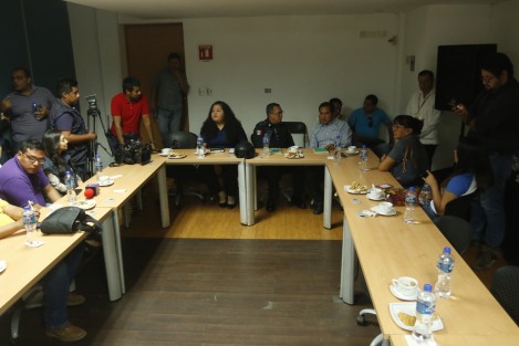  El secretario general de la CEAPP, Jorge Morales, y el delegado de SSP en Veracruz, José Ceferino Huerta, sostuvieron una reunión con reporteros de la zona conurbada, en la cual reconocieron que existe una total descoordinación entre instituciones y periodistas, que impide un pleno ejercicio del quehacer informativo.