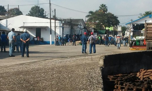 Obreros del Ingenio El Potrero, en Atoyac, Ver. realizaron un paro este viernes, para obligar a la empresa les sea pagado su salario en efectivo. Pese a los beneficios, principalmente en cuanto a seguridad, que trae esta modalidad de pago, los trabajadores optaron por irse a a casa con su efectivo en la bolsa, y la empresa cedió a su solicitud. 