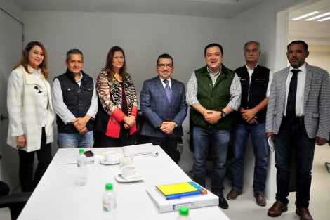 El alcalde Américo Zúñiga Martínez se reunió con el Oficial Mayor de la Secretaría de Educación de Veracruz (SEV), Abel Cuevas Melo, para hablar de las necesidades de infraestructura y materiales de las escuelas xalapeñas, y dar seguimiento a los diferentes trabajos emprendidos para apoyarlas.