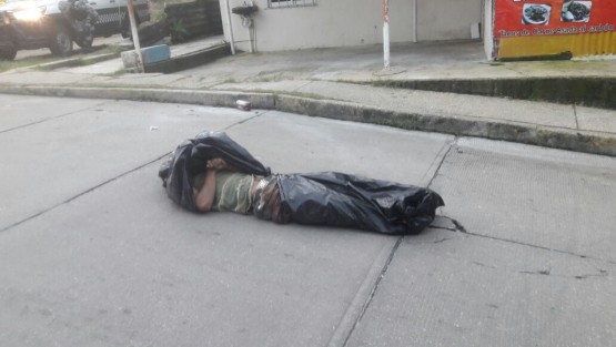 En el interior de bolsas negras, fue encontrado el cadáver de una persona, la mañana de este viernes en la colonia Emiliano Zapata de Coatzacoalcos, Ver.. Hasta el momento se ha informado que se trata de una persona joven del sexo masculino.
