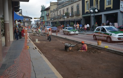  A diferencia del 2016 en que el caos vial se debía a las manifestaciones por falta de flujo de recursos, este año el caos lo provocan las múltiples obras por aplicación de recursos. Los conductores, igual se molestan. 