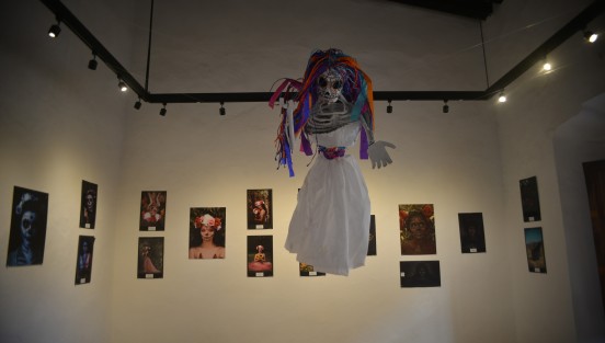 En el Centro Recreativo Xalapeño se lleva a cabo la expo venta colectiva, de fotografías de catrinas.