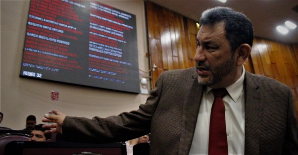 El líder de la bancada de MORENA en el Congreso del Estado, Amado Cruz, lamentó que PRI y PAN sigan cogobernando, luego que diputados del tricolor avalaran la conformación de la Mesa Directiva, donde se excluyó a ese partido.