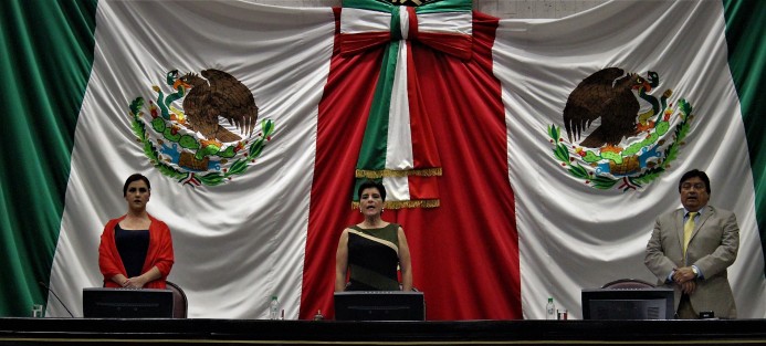 Porque PAN, PRD y PRI, avalados por Juntos por Veracruz, así lo decidieron, la mesa directiva del Congreso local estará conformada por María Elisa Manterola Sainz (PAN), presidenta; Dulce María García López (PRD), vicepresidenta y el legislador Ángel Armando López Contreras (PRI), como vocal.  