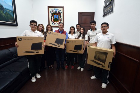  El alcalde Américo Zúñiga Martínez hizo entrega de cinco computadoras al Colegio de Bachilleres del Estado de Veracruz (COBAEV) Plantel 35, en beneficio de los alumnos que llevan la capacitación del Programa Cisco NetworkingAcademy, el programa académico en tecnologías con mayor prestigio y reconocimiento alrededor del mundo.