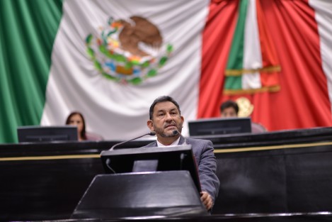 Por su parte, el coordinador de la bancada de Morena, Amado Cruz Malpica, dijo que los grandes problemas que aquejan a Veracruz tienen pasmado e impotente al gobierno estatal.