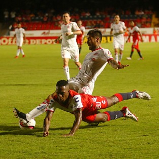 El equipo Tiburones Rojos de Veracruz perdió 1 a 0 contra los Diablos Rojos de Toluca en el estadio Luis Pirata Fuente, en partido celebrado la noche de este domingo..