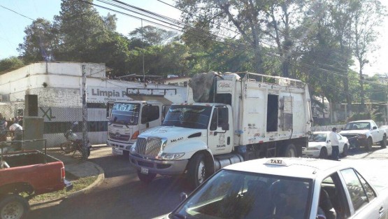 Trabajadores de Limpia Pública de Xalapa, tomaron las instalaciones en la avenida Rébsamen en protesta por la falta de combustible y llantas para los camiones de recolección. 