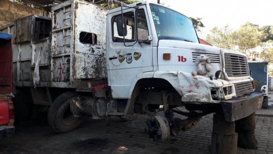 Trabajadores de Limpia Pública de Xalapa acusan desvío de recursos, pues aseguran que cuentan con dos mecánicos, pero se llevan las unidades a servicio a otros talleres  donde se paga más por el servicio.   