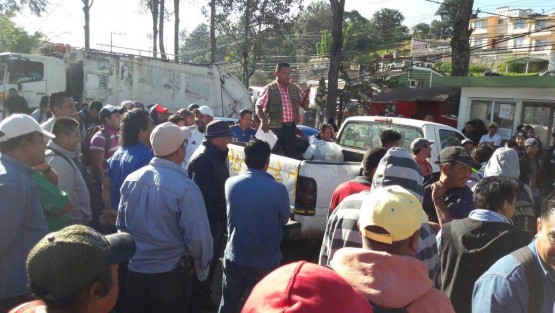 Trabajadores de Limpia Pública de Xalapa, tomaron las instalaciones en la avenida Rébsamen en protesta por la falta de combustible y llantas para los camiones de recolección. Acusan desvío de recursos, pues aseguran que cuentan con dos mecánicos, pero se llevan las unidades a servicio a otros talleres donde se paga más por el servicio.