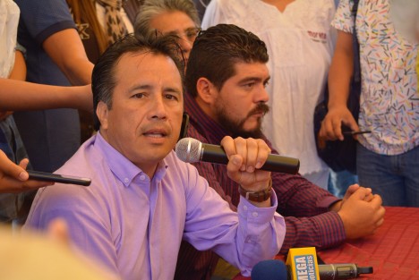 El diputado federal Cuitláhuac García Jiménez, acusó complicidad del Gobernador Yunes Linares con la delincuencia, argumentando que como prueba está la no actuación en contra del diputado del PAN, Francisco Martínez, a quien tienen denunciado por secuestro y amenazas al candidato a la alcaldía de Chicontepec por MORENA, durante los pasados comicios. 