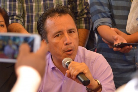 Cuitláhuac García Jiménez también señaló a Miguel Ángel Yunes de haber efectuado la reestructuración de la deuda estatal con la finalidad de obtener  ganancias por 900 mdp, y que la operación se efectuó beneficiando también a familiares de Luis Videgaray. 