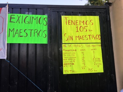 Padres de familia tomaron esta mañana las instalaciones de la Técnica 44 ubicada en Potrero Nuevo, debido a las falta de maestros por falta de pagos. 