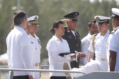 El presidente de México, Enrique Peña Nieto, realizó el abanderamiento del Buque Patrulla ChiChen Itzá de la Armada de México. Le acompañó la madrina de la embarcación, María Cristina García Cepeda, secretaria de Cultura del gobierno federal.